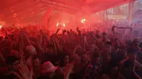 Tako je bilo včeraj ob izenačujočem zadetku Hrvaške (1:1) v finalu svetovnega prvenstva v Rusiji. Fotografija je z Reke, podobne prizore pa je ponujalo 
organizirano navijanje po vseh hrvaških krajih.