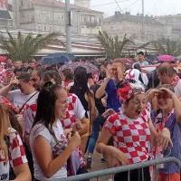 Po hladni prhi iz Moskve, kjer je Francija vsak polčas dobila s po 
2:1, se je včeraj popoldne zjokalo tudi nebo nad Reko. 