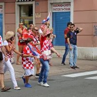 Vsi na tekmo oziroma pred največji zaslon v mestu.