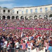 Fascinanten prizor iz puljske Arene, kjer je nogometni finale 
spremljalo več kot 8000 ljudi.
