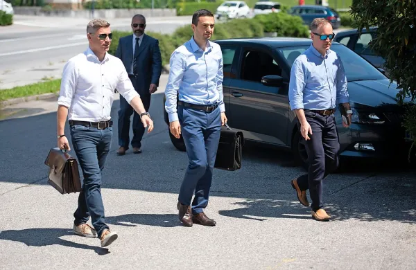 V imenu NSi so na sobotnih maratonskih pogajanjih sodelovali 
podpredsednik stranke Valentin Hajdinjak (levo), predsednik 
Matej Tonin in glavni tajnik Robert Ilc. 