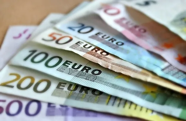 Povprečna plača za maj je znašala bruto 1663,23 evra, neto pa 
1077,77 evra.