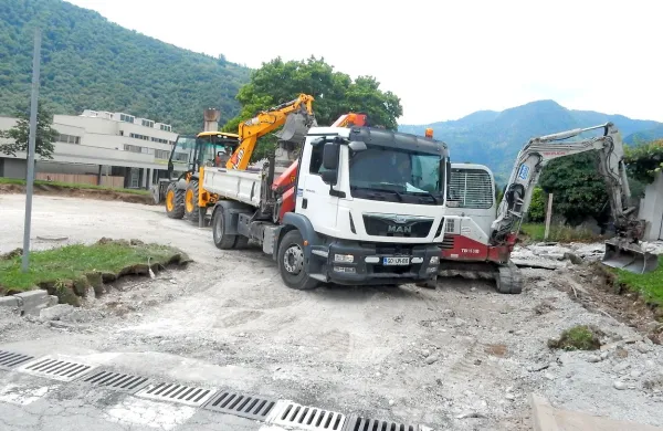 Območje pred šolskim centrom bo z dvema krožnima tokoma 
vozil varnejše in z manj prometnimi zastoji.    