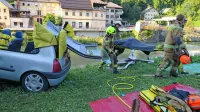  

  PGD Idrija in PGD Dobračeva na vaji reševanja v prometni 
nesreči.

