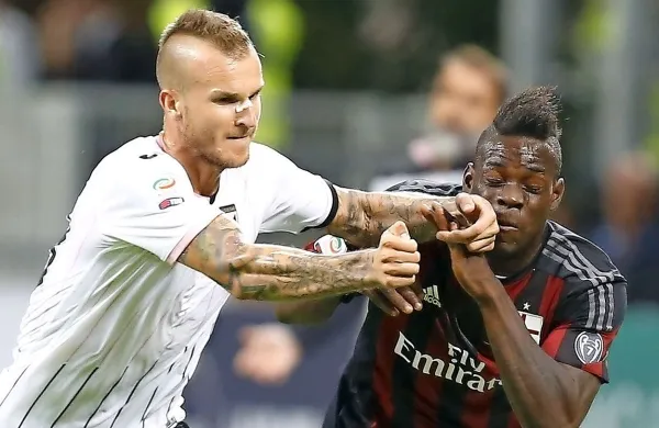 Aljaž Struna v serie A v sezoni 2015/16, ko se je takole boril s 
članom Milana, slovitim Mariom Balotellijem.