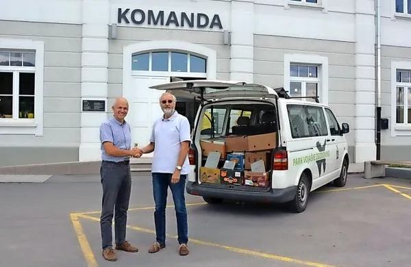 Cveto Bajc (desno) je napolnil kombi s knjigami in priročniki ter jih 
predal Janko Boštjančiču, direktorju Parka vojaške zgodovine.  

