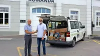 Cveto Bajc (desno) je napolnil kombi s knjigami in priročniki ter jih 
predal Janko Boštjančiču, direktorju Parka vojaške zgodovine.  

