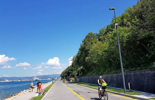 Javna razsvetljava na koprskem delu obalne ceste sprehajalcem in 
kolesarjem ponuja občutek varnosti tudi v večernih urah. 