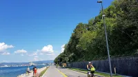 Javna razsvetljava na koprskem delu obalne ceste sprehajalcem in 
kolesarjem ponuja občutek varnosti tudi v večernih urah. 
