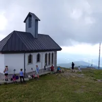 Na vrhu Matajurja stoji manjša cerkev (kapela).


