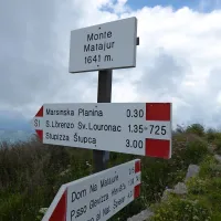 Z italijanske strani vodi na vrh več poti.