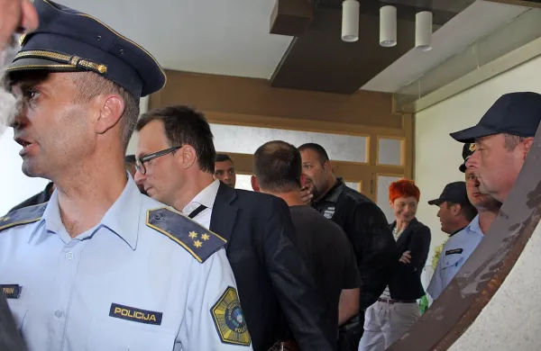 S Certa Holdingom se je v minulih dobrih dveh letih dogajalo 
marsikaj; vsekakor je bil najbolj razburljiv dogodek skupščina 
podjetja poleti 2016, ko je morala posredovati celo policija.