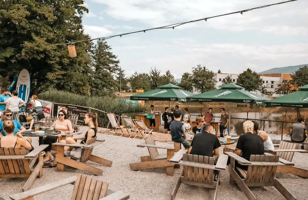 Člani Društva Mladi Renče-Vogrsko že od junija skrbijo za pester dnevni in večerni program ob jezeru.