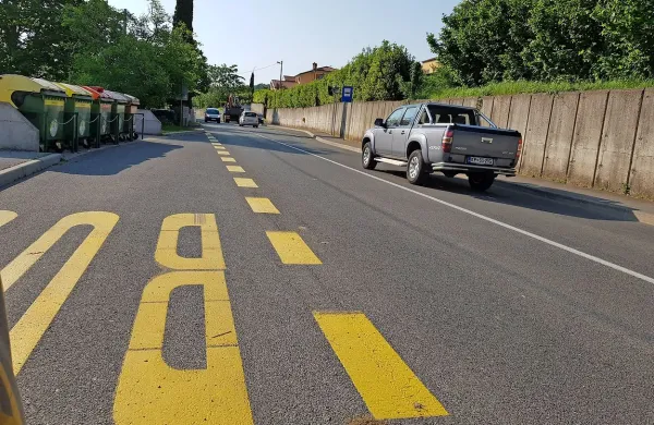 Pred odcepom za Gregoriče je z obeh strani avtobusno postajališče, kjer vsak dan izstopajo tudi šolarji, a prehoda  za pešce 
tudi v prihodnje ne bodo dočakali. 
