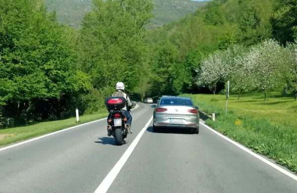 Med poostrenimi nadzori so policisti odkrili tudi devet motoristov, ki so objestno prehitevali prek neprekinjene črte.