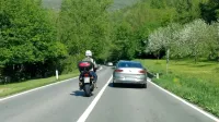 Med poostrenimi nadzori so policisti odkrili tudi devet motoristov, ki so objestno prehitevali prek neprekinjene črte.