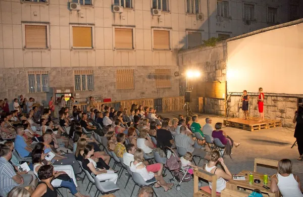 Ko je leta 2013 Nova Gorica obeleževala leto Silvana Furlana, je 
uvedla letni kino.  Od letos dalje se bo odvijal na ploščadi, ki so jo 
poimenovali po cineastu.   
