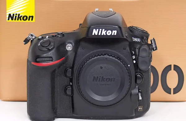 Telo modela nikon D800 s 45.000 opravljenimi škljoci je na voljo  že od 899 
evrov.