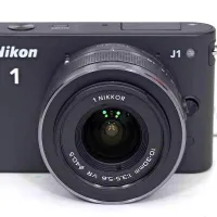 Nikon 1 - J1 z objektivom in samo dvema vklopoma (škljocema): 
149 evrov.