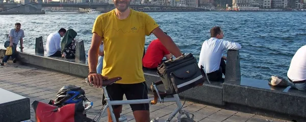 Sredi maja je Michele Di Bartolomeo po 1900 kilometrih poti prek petih držav s kolesom prispel v Carigrad.  