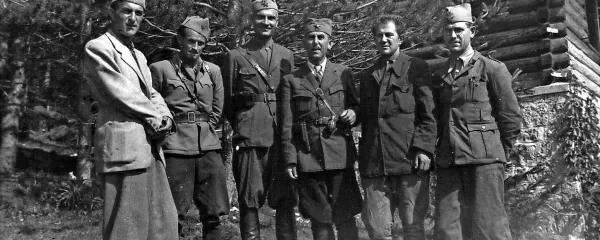 Najbolj odmeven primer informbirojevstva v oficirskih vrstah je bil 
poskus pobega generalpolkovnika Arse Jovanovića (tretji z leve) v 
Romunijo, avgusta 1948. Na meji so ga ubili. Slika je nastala še 
med vojno, v kateri se je Jovanović izkazal kot eden najboljših 
Titovih sodelavcev. 