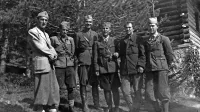 Najbolj odmeven primer informbirojevstva v oficirskih vrstah je bil 
poskus pobega generalpolkovnika Arse Jovanovića (tretji z leve) v 
Romunijo, avgusta 1948. Na meji so ga ubili. Slika je nastala še 
med vojno, v kateri se je Jovanović izkazal kot eden najboljših 
Titovih sodelavcev. 