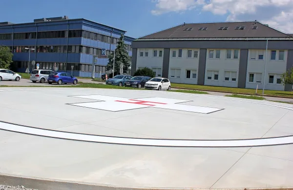 Z novega postojnskega heliporta je že  poletel prvi vojaški helikopter, ki je v ljubljanski klinični center prepeljal novorojenčka v inkubatorju.

