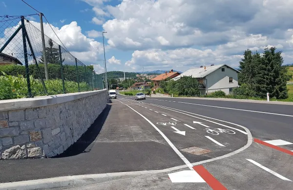 Obnova Snežniške ceste v Pivki se je končala tik pred začetkom 
turistične sezone. 

