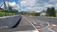 Obnova Snežniške ceste v Pivki se je končala tik pred začetkom 
turistične sezone. 

