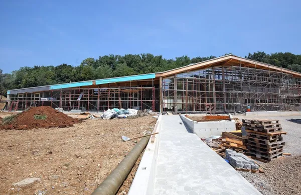 Novi vrtec ob OŠ Dekani s svojim lesenim in steklenim  videzom 
zbuja precej pozornosti.