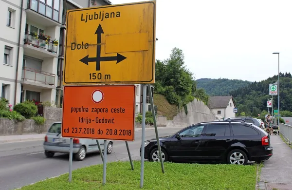 

Idriji bo nekaj tednov odrezanosti od Slovenije  pomagalo pri 
premisleku, kaj si je povzročila s svojo apatijo. 

   