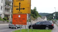 

Idriji bo nekaj tednov odrezanosti od Slovenije  pomagalo pri 
premisleku, kaj si je povzročila s svojo apatijo. 

   