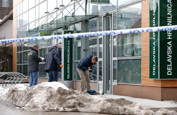Koprčana je pred Delavsko hranilnico ustavil policist, ki je   v 
prostem času prišel plačat položnice.