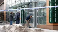 Koprčana je pred Delavsko hranilnico ustavil policist, ki je   v 
prostem času prišel plačat položnice.