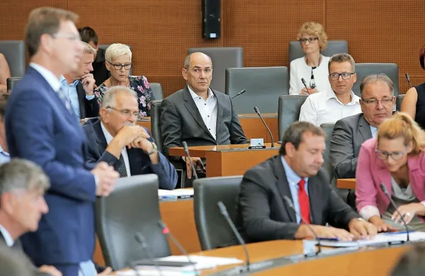 Zdaj ne, v prihodnjih tednih pa Janez Janša vidi možnost 
oblikovanja večine za “stabilno vlado”. 