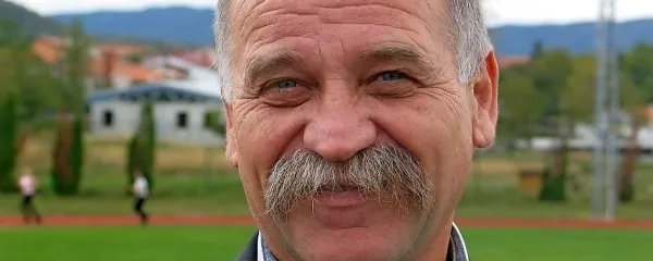 “Tekem se naveličajo, porazov še bolj, vsi pač ne bodo prvaki.  Tja 
do mladinskih kategorij še zdržijo, dekleta še manj, pa adijo zdrav 
življenjski slog,” je Božo Dragan kritičen do pretirane tekmovalnosti v mladinskih vrstah. 