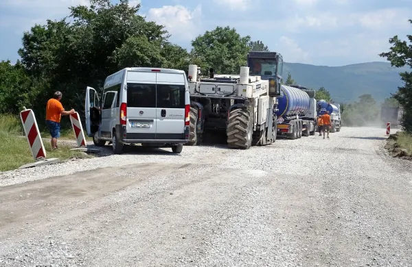 Del ceste  čez Divaški Gabrk je  trenutno makadamski, saj jo bodo na novo asfaltirali, avtomobili pa vozijo kar čez gradbišče. 