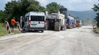 Del ceste  čez Divaški Gabrk je  trenutno makadamski, saj jo bodo na novo asfaltirali, avtomobili pa vozijo kar čez gradbišče. 