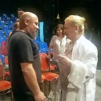 Boris Dežulović, najtesnejši sodelavec Predraga Lucića, s članico 
festivalske žirije Nilo Kuzmanić Svete   