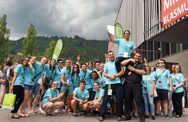 Članice in člani Pihalnega orkestra Komen z dirigentom Matijo 
Tavčarjem so se tako veselili uspeha na tekmovanju v Schladmingu.