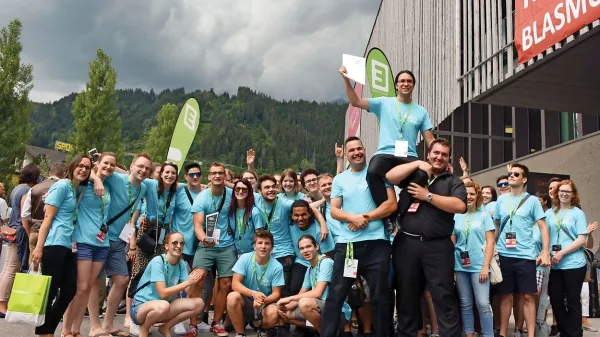 Članice in člani Pihalnega orkestra Komen z dirigentom Matijo 
Tavčarjem so se tako veselili uspeha na tekmovanju v Schladmingu.