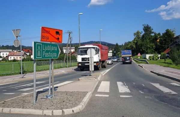    Smerokaz v Logatcu, ki vlačilce, namenjene v 25 kilometrov 
oddaljeno Idrijo, usmerja proti Postojni ter  naprej čez Novo Gorico 
in Tolmin.