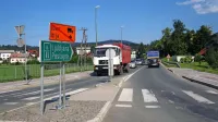    Smerokaz v Logatcu, ki vlačilce, namenjene v 25 kilometrov 
oddaljeno Idrijo, usmerja proti Postojni ter  naprej čez Novo Gorico 
in Tolmin.