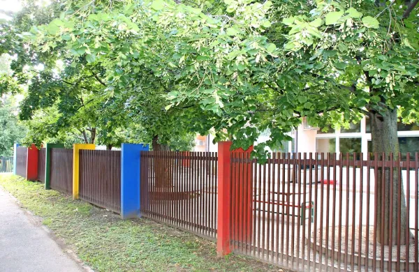 Železna ograja okrog dvorišča je res trdna, a prenizka, razmak 
med letvami pa preširok, je ugotovila inšpektorica. 