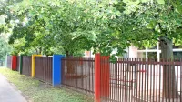 Železna ograja okrog dvorišča je res trdna, a prenizka, razmak 
med letvami pa preširok, je ugotovila inšpektorica. 