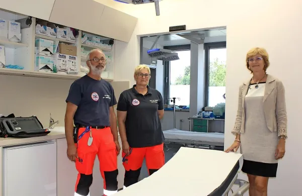 Direktorica Zdravstvenega doma Postojna Irena Vatovec (desno), 
vodja NMP Božena Žižič in reševalec Stojan Bolič  v prenovljenih 
prostorih urgence.