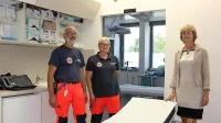 Direktorica Zdravstvenega doma Postojna Irena Vatovec (desno), 
vodja NMP Božena Žižič in reševalec Stojan Bolič  v prenovljenih 
prostorih urgence.