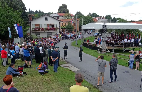 Na proslavi na Artvižah, ki se je končala tik pred močno nevihto, so 
nastopili Brkinska godba 2000, pevska zbora Slavnik in Lopar ter 
recitatorji. 