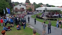 Na proslavi na Artvižah, ki se je končala tik pred močno nevihto, so 
nastopili Brkinska godba 2000, pevska zbora Slavnik in Lopar ter 
recitatorji. 