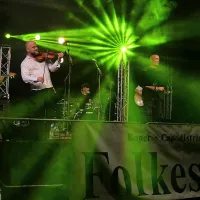 Mostar Sevdah Reunion je nizal  sevdalinke in romske skladbe, ki jim dopušča druženje z godbami z različnih koncev sveta.  